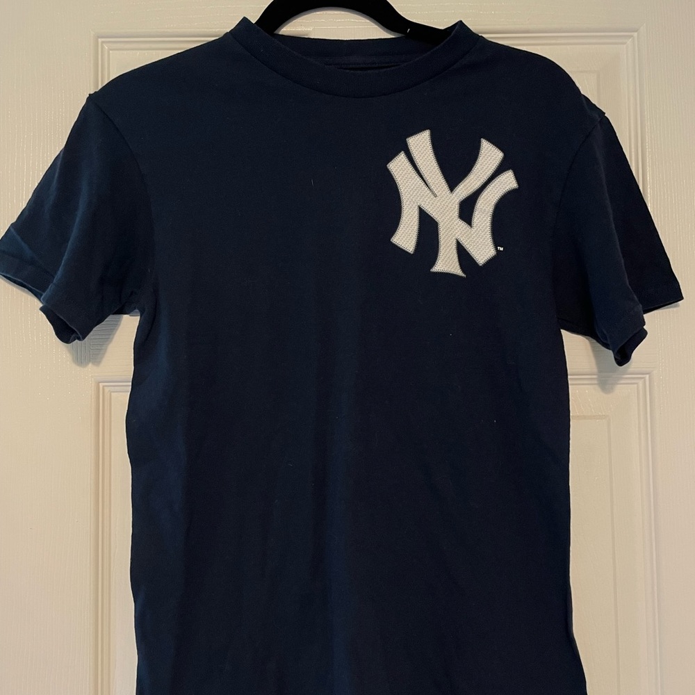 NWOT YANKEES SHORT SLEEVE SHIRT SIZE S